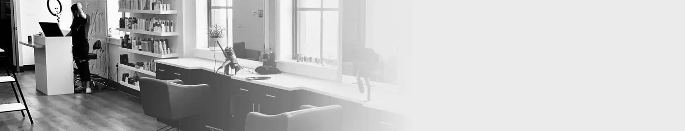 Egy modern szürke sarokkanapé tiszta vonalakkal és minimalista dizájnnal.