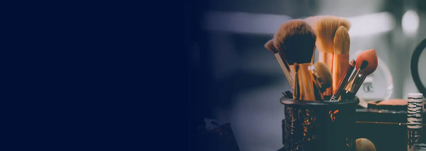 Sminkecsetek egy tartóban elrendezve.